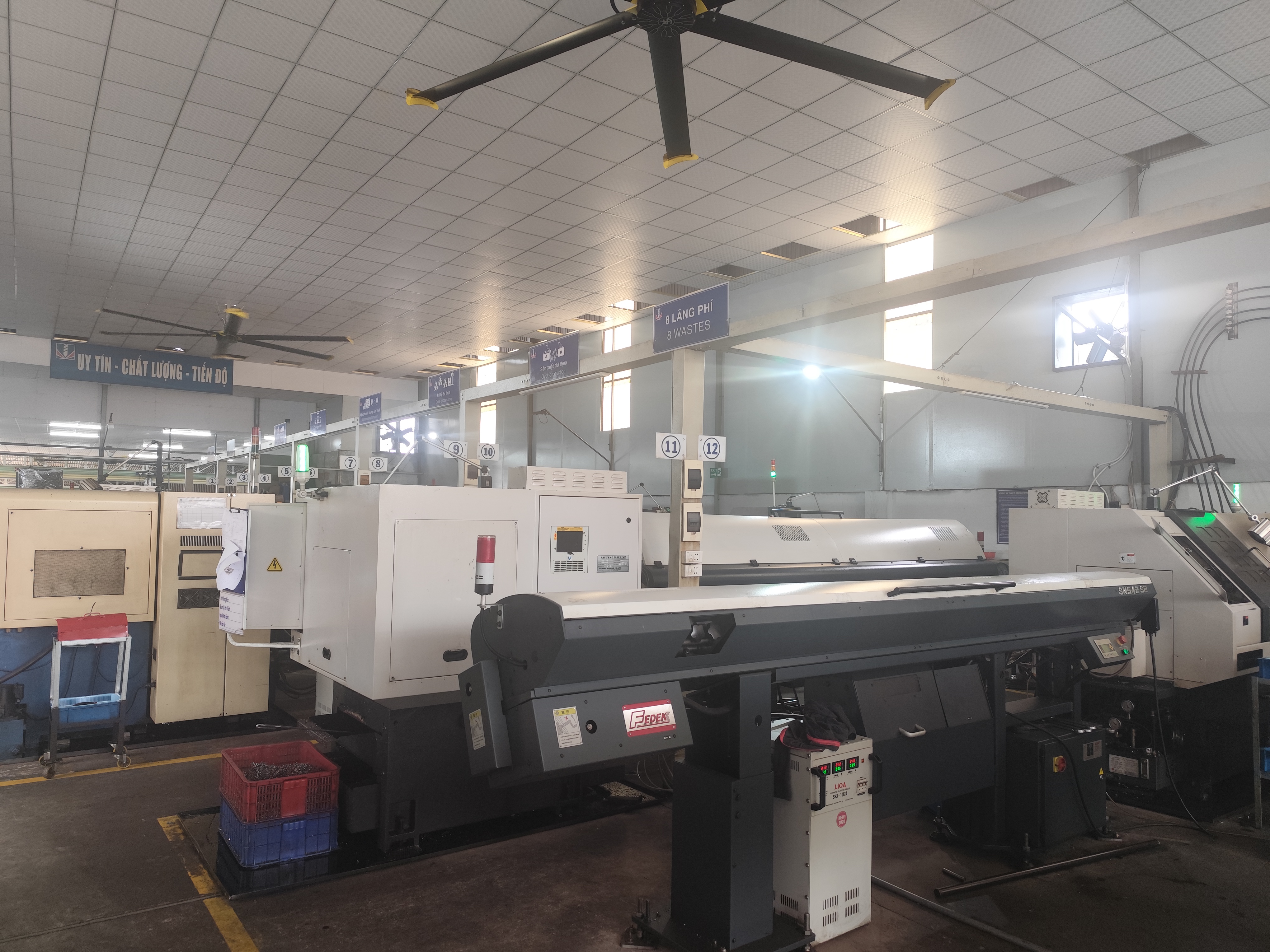 Automatic feeding CNC lathe machine 2.jpg